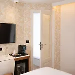 Des Champs-elysees 4*
