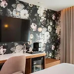 Des Champs-elysees 4*