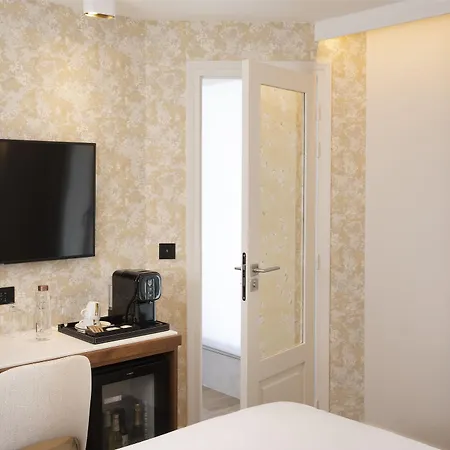 Des Champs-elysees 4*