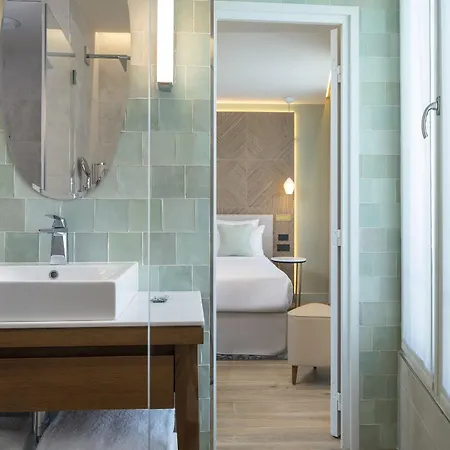 Des Champs-elysees 4*
