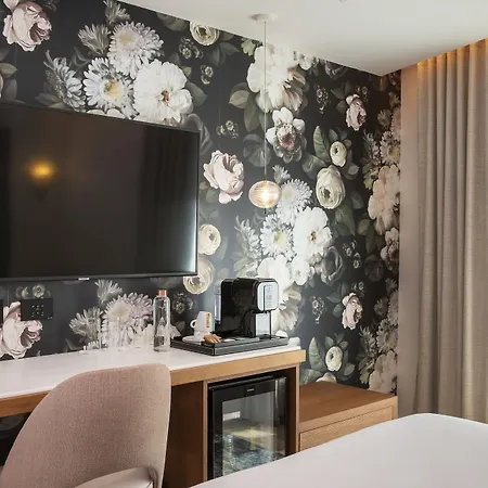 Des Champs-elysees 4*