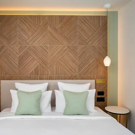 Des Champs-elysees Hotel