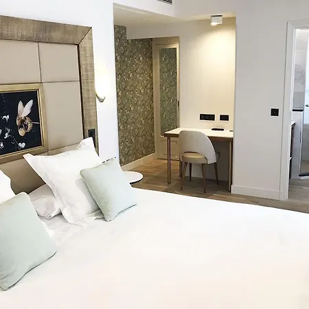 Des Champs-elysées Hotel