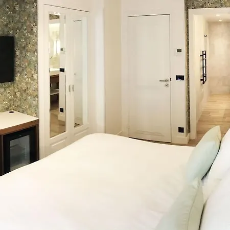 Des Champs-elysées Hotel 4*