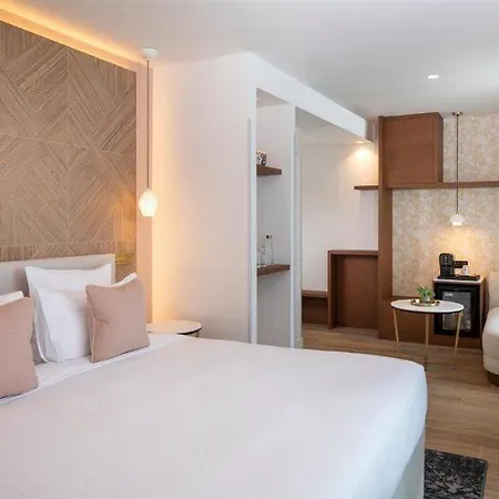 Des Champs-elysees 4* Paříž