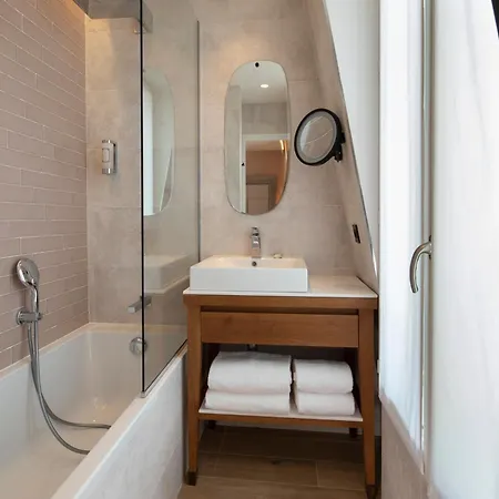 Des Champs-elysées Hotel