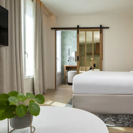 Des Champs-elysées Hotel