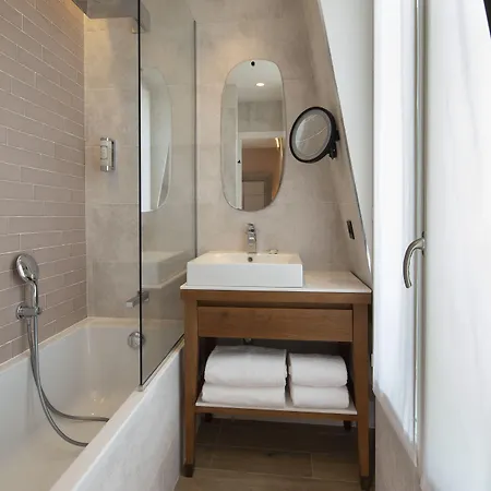 Des Champs-elysees 4*