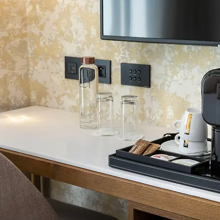 Des Champs-elysees 4*