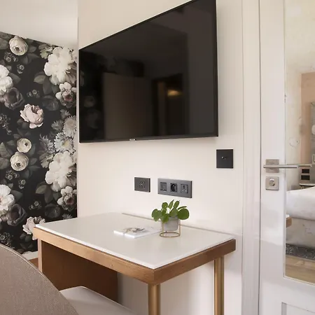 Des Champs-elysees 4*