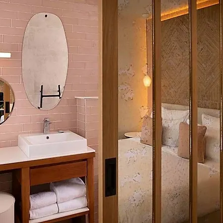 Des Champs-elysees 4*