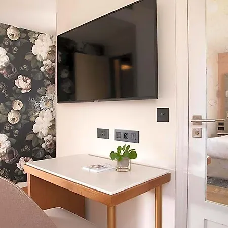 Des Champs-elysees 4*