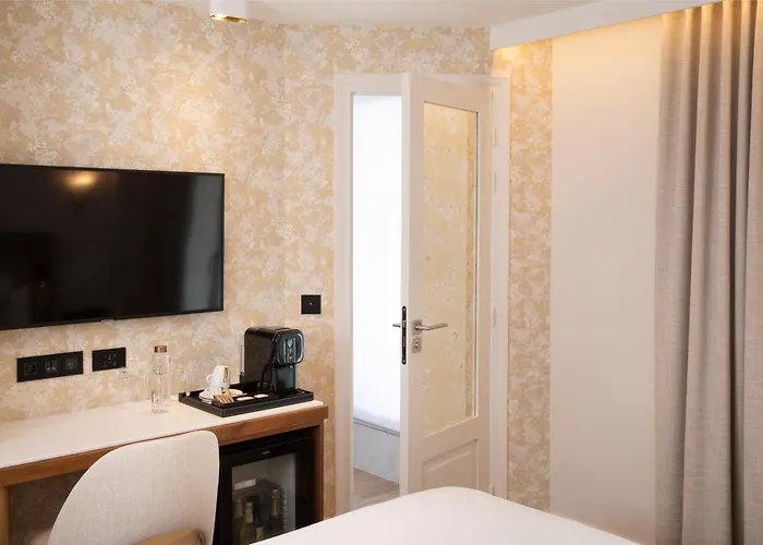 Des Champs-elysees 4*