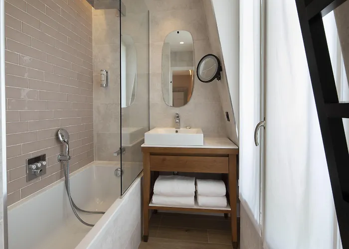 Des Champs-elysees 4*