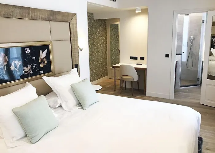 Des Champs-elysées Hotel