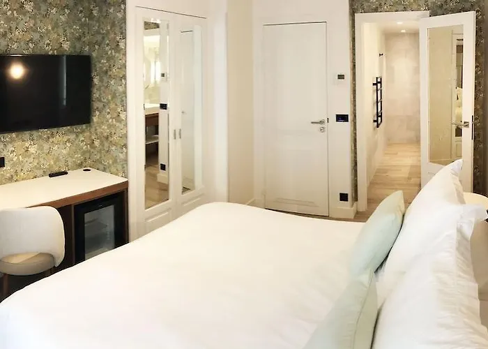 Des Champs-elysées Hotel 4*