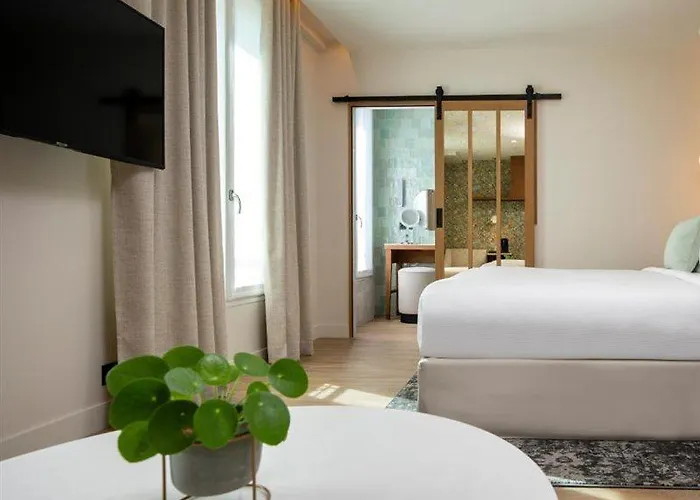 Des Champs-elysées Hotel