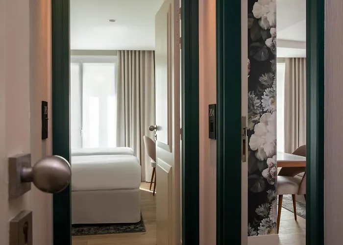 Des Champs-elysées Hotel 4*