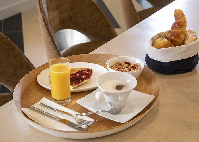 Des Champs-elysées Hotel 4*