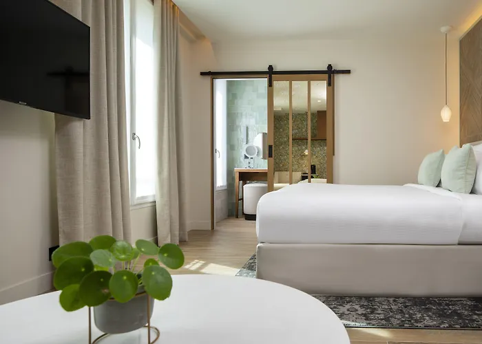 Des Champs-elysées Hotel