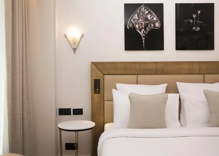 Des Champs-elysées Hotel